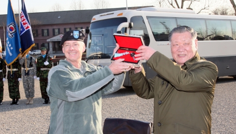 현대자동차(회장 정몽구)는 16일(목) 오후 주한미군 용산기지에서 정몽구 현대차그룹 회장 등 현대차 관계자와 월터 샤프(Walter L. Sharp) 주한미군 사령관, 데이비드 폭