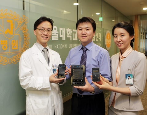 SK텔레콤과 서울대학교병원 강남센터는 스마트폰 앱을 통해 건강검진을 받는 수진자가 장소에 상관없이 검진 결과를 확인하고, 이후 검진 결과에 따른 주의사항에 대해 의료진의 지속적인 