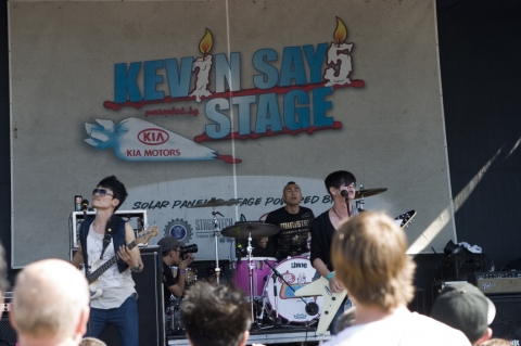 영화 ‘나는 나비’의 스틸컷으로 기아차가 마련한 무대 및 기아차 텐트를 배경으로 등장한 YB의 모습.