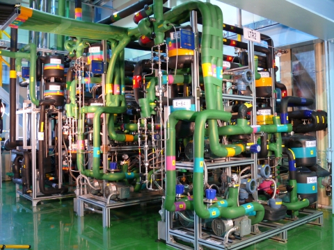 대전 대덕 연구단지에 준공된 저온연속반응시스템등을 갖춰 전 공정을 자동제어시스템으로 처리할 수 있는 연산100톤 규모의 원료의약품 공장 시설의 일부
