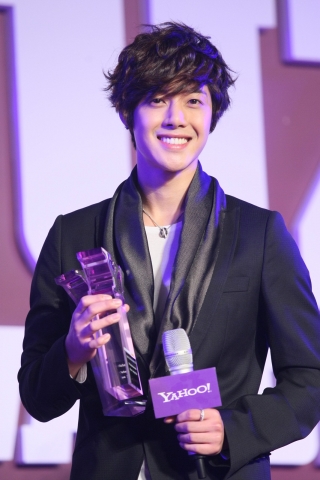 김현중이 17일 저녁, 홍콩Convention & Exhibition 센터에서 개최된 ‘2010 야후! 아시아 버즈어워드’에서 수상하고 있다.