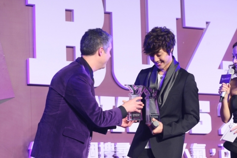김현중이 17일 저녁, 홍콩Convention & Exhibition 센터에서 개최된 ‘2010 야후! 아시아 버즈어워드’에서 수상하고 있다.