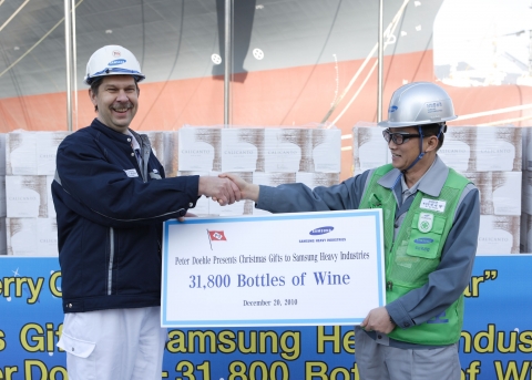 와인 전달식에서 악수하는 하인시우스 피터돌레社 수석감독관과 삼성중공업 박대영 조선소장