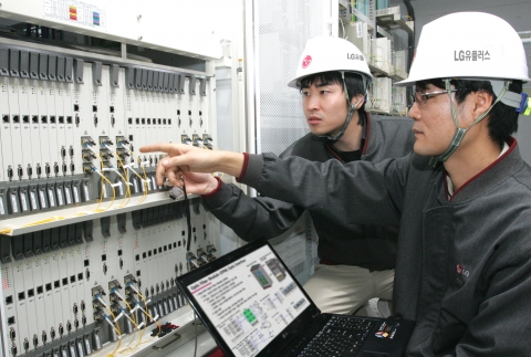 LG U+(부회장 이상철/ www.lguplus.com)가 유지/보수가 쉽고 임대비용 및 전력 료를 절감할 수 있으며 향후 4G 네트워크 구축 시 추가 모듈 탑재만으로 LTE 서비