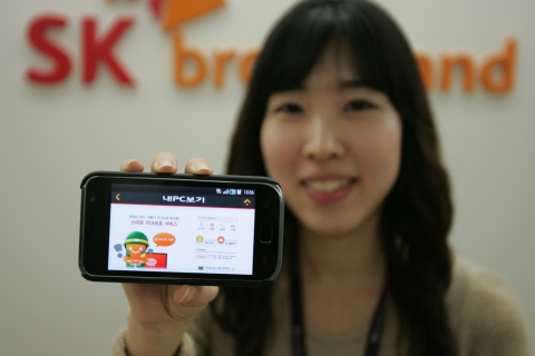 SK브로드밴드는 자녀의 PC사용을 실시간 확인하고 관리하는 ‘자녀PC제어’ 서비스를 출시했다고 21일 밝혔다. SK브로드밴드 직원이 스마트폰에서 해당 서비스를 보여주고 있다.