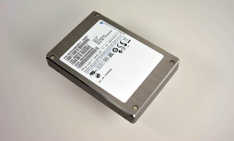 삼성전자가 개발한 30나노급 낸드플래시를 탑재한 엔터프라이즈 서버용 MLC SSD 제품