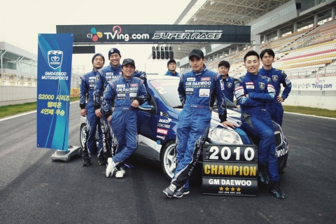 'CJ 티빙닷컴 슈퍼레이스'에서 라세티 프리미어 디젤 레이싱 카로 슈퍼2000클래스 부문 4연패를 달성한 GM DAEWOO 레이싱팀의 이재우 감독(왼쪽에서 3번째