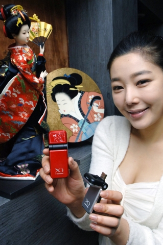 여성모델이 LG전자가 NTT도코모를 통해 일본 최초로 공급하는 LTE데이터카드 'L-02C'를 소개하고 있다.