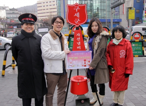 <LG유플러스 사랑가득! ‘HOT’클릭 기부프로젝트!>를 통해 모아진 성금을 12월 21일 
명동 밀리오레 앞에 위치한 구세군 냄비에 LG유플러스 팔로워(김경화, 오른