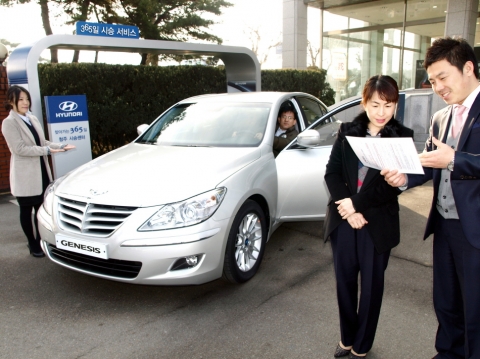 현대차는 업계 최초로 고객이 원하는 시간과 장소에 전문 담당직원이 예약한 차를 가지고 방문하는 「365일 찾아가는 시승서비스」를 오는 31일까지 시범운영 후 내년 1월3일(월)부터