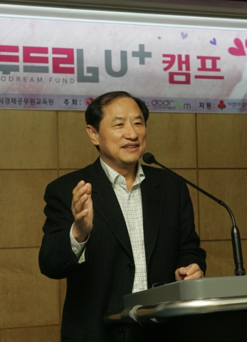 LG U+(부회장 이상철 / www.lguplus.com)가 장애가정 청소년 돕기 프로젝트의 일환으로 ‘두드림 U+ 캠프’를 22일부터 1박 2일간 충남 천안에 위치한 지식경제공무