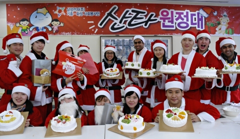 산타원정대에 참가한 삼성전자 임직원들이 아이들에게 전달할 케이크와 선물을 들어보이고 있다.