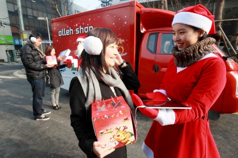 KT는 크리스마스를 맞아 올레마켓(www.ollehmarket.com)에서 유료앱 12종 및 스마트 알림음 20종을 무료로 제공하는 등 푸짐한 이벤트를 마련하고 있다. 사진은 올레