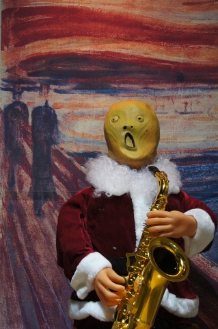 뭉크작&#039;절규&#039;의 가면을 쓴 산타가 섹소폰 으로 캐롤을 연주하고있다