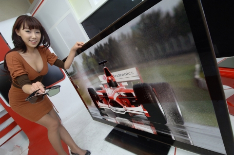 LG전자,  2011년형 세계 최대 72인치 풀LED 3D TV 선봬