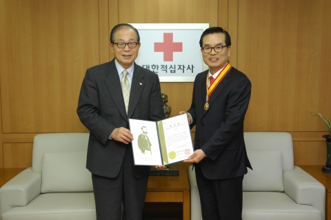 좌측 대한적십자사 유종하 총재, 우측 (주)녹십자 조순태 대표.
