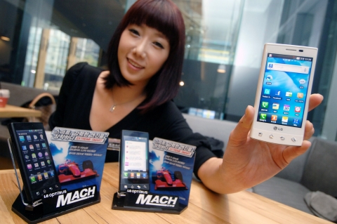 LG전자 모델이 28일 출시한 '옵티머스 마하'를 선보이고 있다