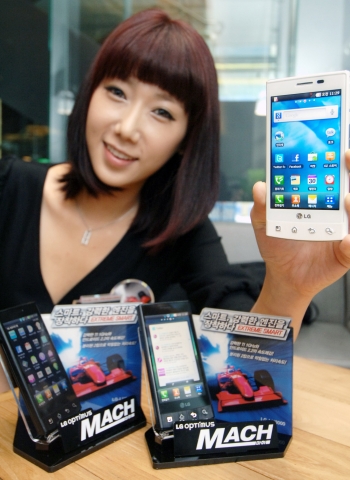LG전자 모델이 28일 출시한 &#039;옵티머스 마하&#039;를 선보이고 있다