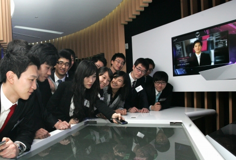LG U+(부회장 이상철 / www.lguplus.com)의 동계 인턴십 프로그램이 27일부터 시작됐다. 사진은 지난 27일 LG유플러스의 인턴사원들이 서울 남대문로 LG U+ 본사의 체험존을 방문해 탈통신에 기반한 비전과 대표 서비스를 체험하고 있는 모습.