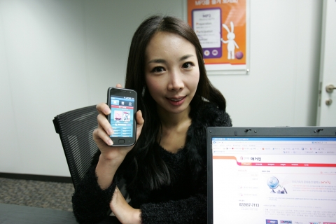 SK브로드밴드는 전자잡지를 PC는 물론 스마트폰에서도 볼 수 있도록 ‘B매거진 모바일’ 서비스를 출시했다고 28일 밝혔다. SK브로드밴드 직원이 PC와 스마트폰에서 해당 서비스를 보여주고 있다.