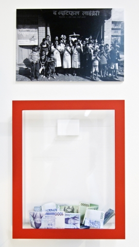 델피르와 친구들 전시장 로비에 설치된 기부액자