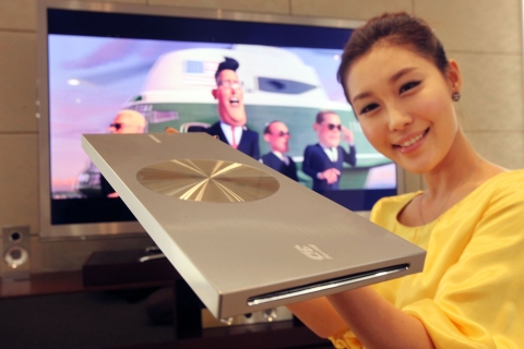 수원 소재 삼성 디지털시티 내 홍보관에서 삼성전자 홍보도우미가 두께 23mm의 세계에서 가장 얇은 3D 블루레이 플레이어를 소개하고 있다.
삼성전자의 세계 최소 두께 3D 블루레