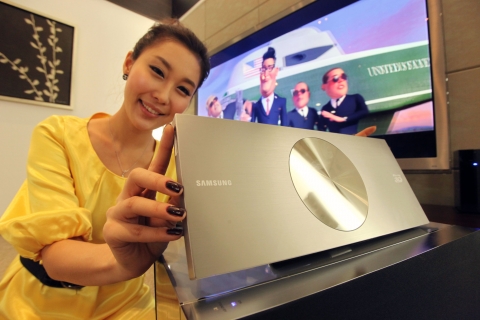 수원 소재 삼성 디지털시티 내 홍보관에서 삼성전자 홍보도우미가 두께 23mm의 세계에서 가장 얇은 3D 블루레이 플레이어를 소개하고 있다.
삼성전자의 세계 최소 두께 3D 블루레