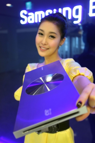 수원 소재 삼성 디지털시티 내 홍보관에서 삼성전자 홍보도우미가 두께 23mm의 세계에서 가장 얇은 3D 블루레이 플레이어를 소개하고 있다.
삼성전자의 세계 최소 두께 3D 블루레