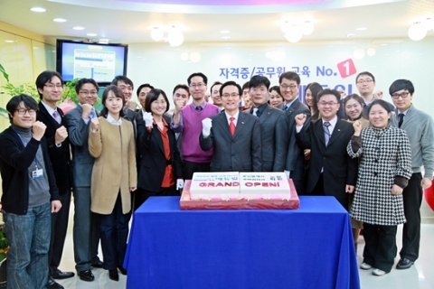 지난 27일 오후 에듀윌 노원 공인중개사 학원 그랜드 오픈을 기념해 에듀윌 임직원들과 강사진이 개원식을 가진 후 기념촬영을 하고 있다