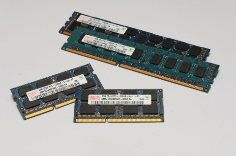 30나노급 4기가비트 및 2기가비트 D램 모듈
30나노급 4기가비트 DDR3 D램으로 만든 8기가바이트 노트북용 모듈(SODIMM, 가운데 아래) 및 30나노급 2기가비트 DDR