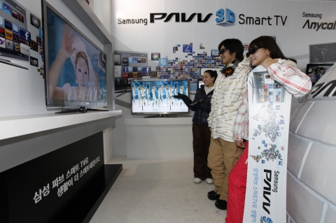 삼성전자가 평창 휘닉스파크에서 파브 스마트 TV와 애니콜 갤럭시탭을 체험해볼 수 있는 ‘삼성 스마트 플레이존(Smart Play Zone)’을 운영한다. 사진은 스마트 TV를 체험