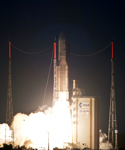 30일 분당상황실에서 KT 임직원들이 olleh 1호 발사성공을 기뻐하고 있다.