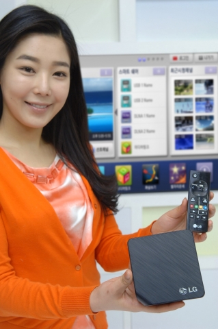 홍보도우미가 LG전자가 내달 6일 미국 라스베이거스에서 개막하는 CES 2011 전시회에서 처음으로 일반에 공개될 ‘스마트TV 업그레이더’를 선보이고 있다. 
이 제품은 내년 2