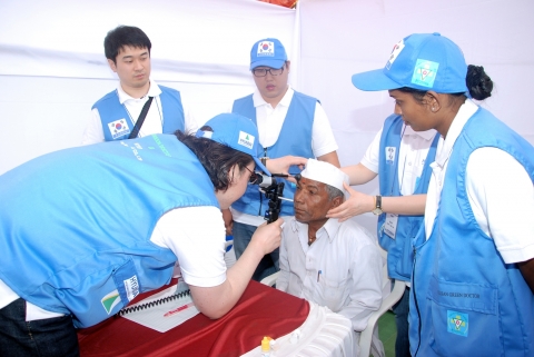 현대중공업이 인도 뿌네시에서 가난한 지역 주민들을 대상으로 의료 봉사활동을 펼치고 있다.