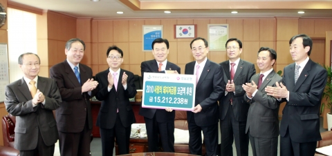 경남은행 박건욱(사진 오른쪽 네번째) 기업고객지원본부장이 경상남도교육청 고영진 교육감에게 ‘사랑의 돼지저금통 후원금 기증서’를 전달한 후 기념촬영하고 있다.