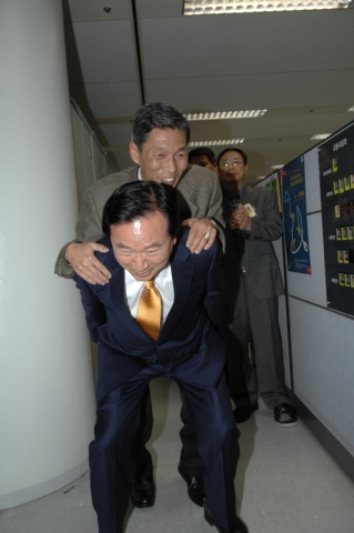 강운태 광주시장, 평소 업어주고 싶은 공무원, 두 번이나 업어줘