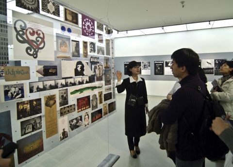 전시 총괄 큐레이터 최연하의 도슨트 장면