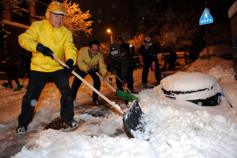 광주시, 전공직자 새벽 눈쓸기 작업실시