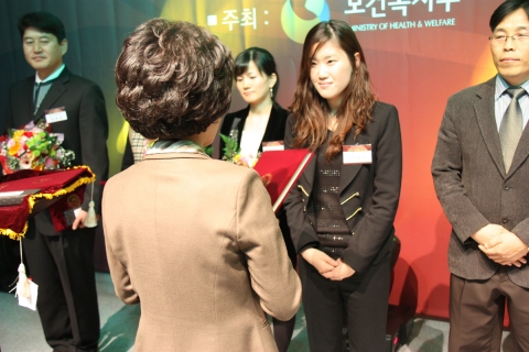 진수희 보건복지부 장관이 대구사회복묵교육센터 이경진씨에게 직접 표창을 수여하고 있다.