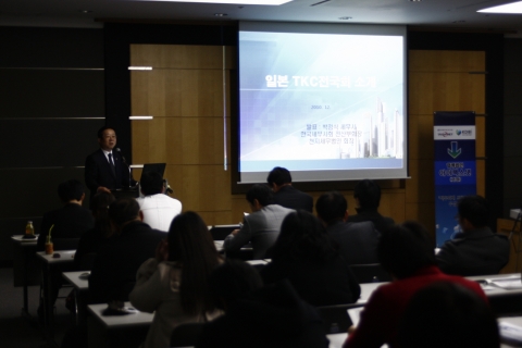박점식 한국세무사회 전산담당 부회장이 일본 전산법인인 TKC의 세무사 업무영역확대 성공사례에 대한 특강을 하고 있는 모습