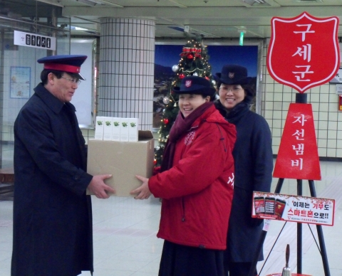 12월 15일 구세군 대한본영이 서울 충정로 지하철 역에서 모금운동을 하고 있는 자선냄비 봉사자들에게 화장품을 전해주고 있다.