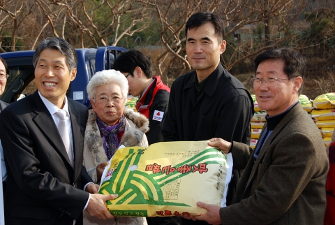 조손가정돕기운동본부위원회, 조손가정에 사랑의 쌀 전달