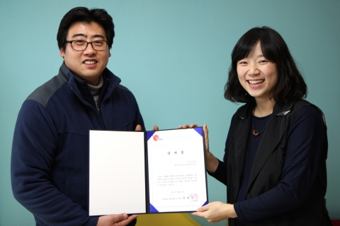 감사장전달_카페매니저_임유화씨(우측)