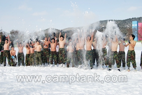 지난 겨울방학에 해병대 겨울캠프에 참가한 어린이들이 눈 밭에서 화이팅을 외치고 있다.