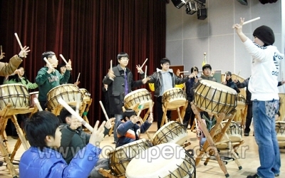 지난 겨울방학에 인성교육 리더십 캠프에 참가한 어린이들이 도듬북을 배우고 있다. (제공 : 아이캠퍼)