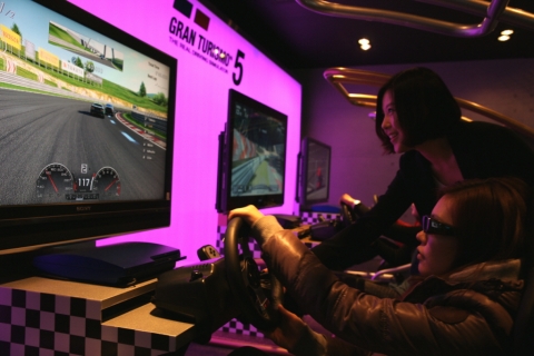 PlayStation® 체험존 용산점 담당자가 그란 투리스모 5 시연을 도와주고 있는 모습