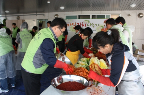 동명대학교 교직원들 어르신 위한 김장담기3