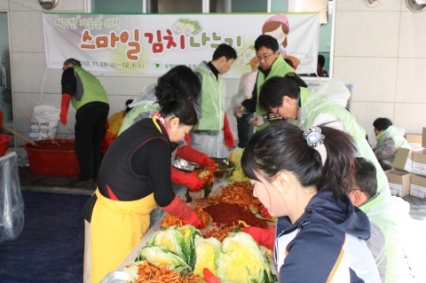 동명대학교 교직원들 어르신 위한 김장담기4