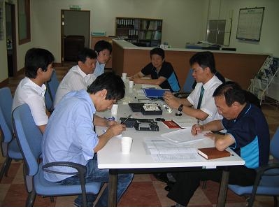 동명대학교 공용장비센터의 개발관련회의장면