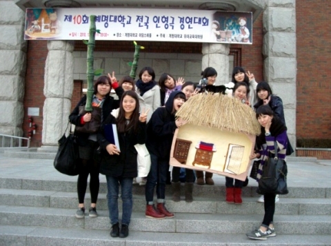 동명대 동아리‘작은난쟁이’가 전국인형극경연 금상 수상 후 기념촬영을 하고 있다
